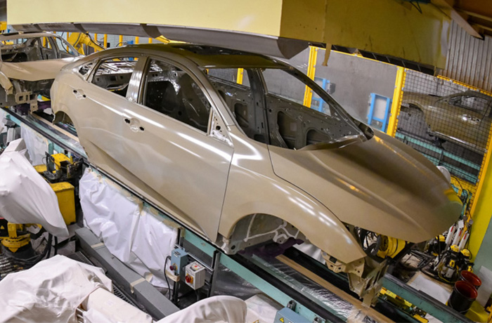 Le châssis d’un véhicule Honda fraîchement peint.