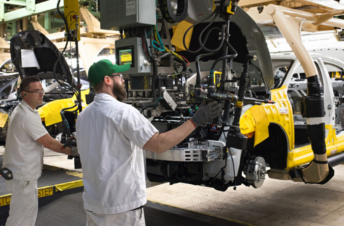 Des associés de Honda assemblent un véhicule Honda.
