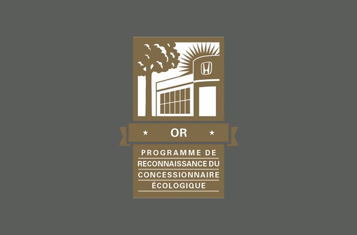Un écusson soulignant le statut Or dans le Programme de reconnaissance du concessionnaire écologique.