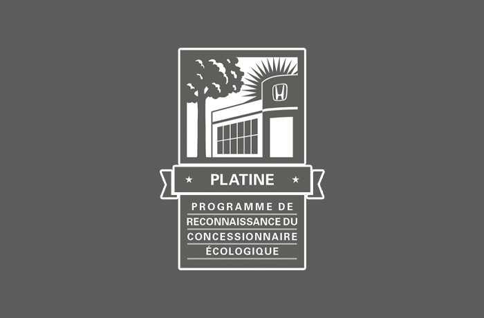 Un écusson soulignant le statut Platine dans le Programme de reconnaissance du concessionnaire écologique.